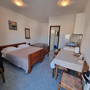 Apartman Bada, Pakostane
