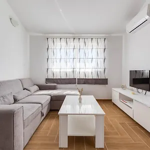 Apartman Pocrnic, Pakostane